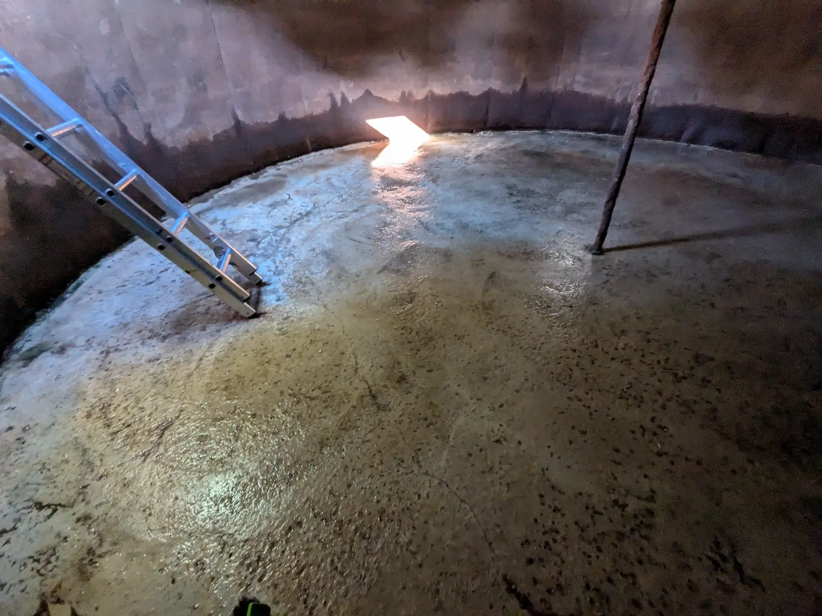 Spotless tank interior after vacuum cleaning